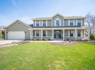 W147N7026 Woodland Dr, Menomonee Falls, WI 53051