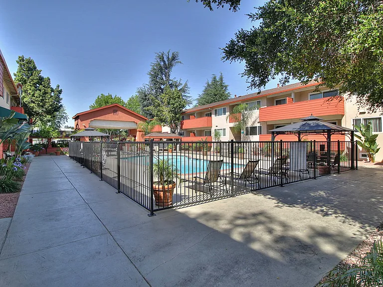 The Californian Apartments — Photo 11