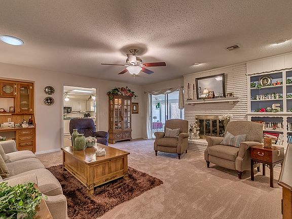 Great room w/ gas fireplace