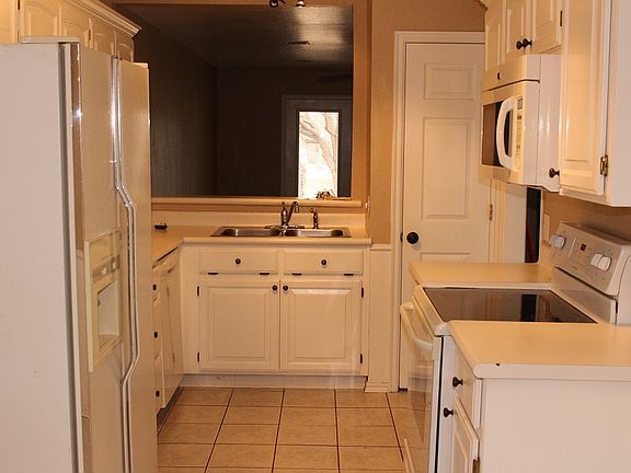 3rd image of 618 Greenlea Chase W