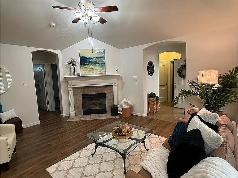 3 bed, 1313 sqft, $2,420 — Photo 3