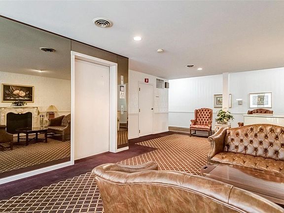 3rd image of 920 Guelbreth Ln APT 201