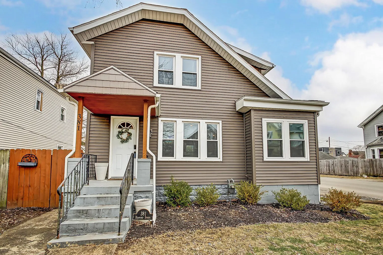 381 Hanford St photo 1