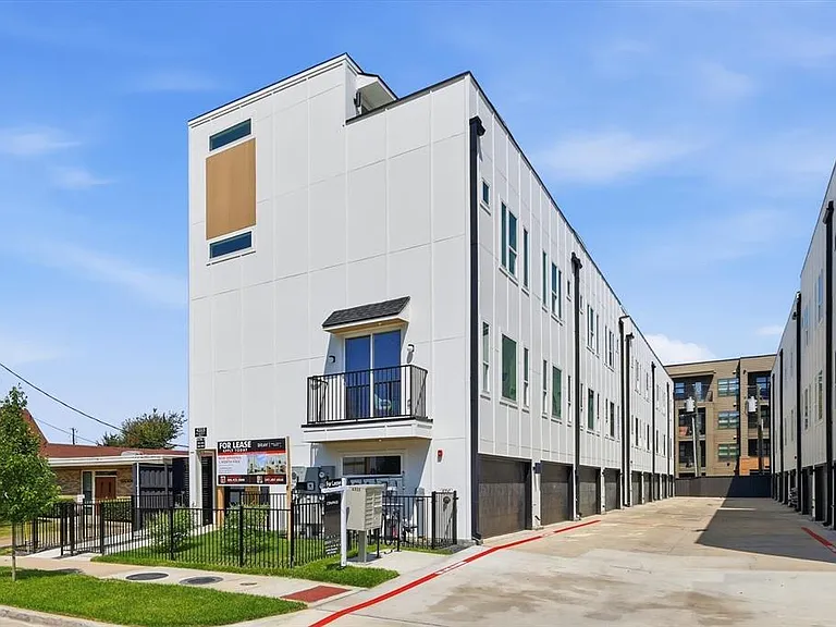 4315 San Jacinto St #302 — Photo 4