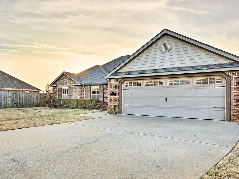 450 Remson Ln — Photo 6