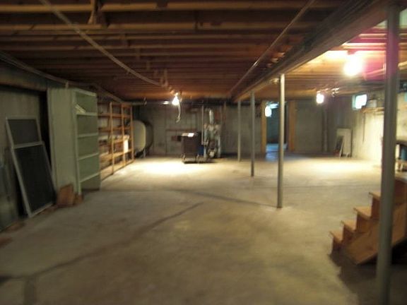 Lots of expansion potential in the h-u-g-e 3-room basement. 
