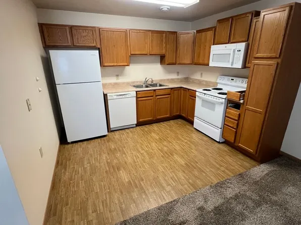 Lampe Estates 329, 329 7th St NW #2, Huron, SD 57350