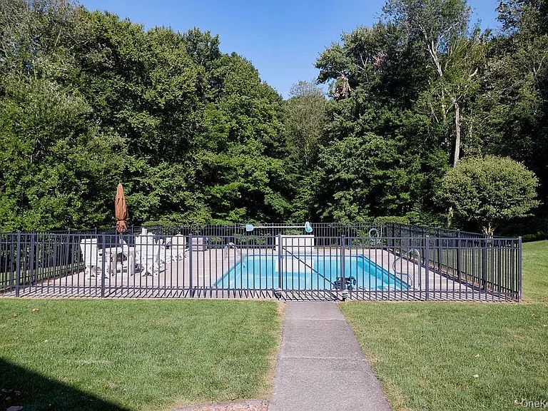 116 School House Ln — Photo 6