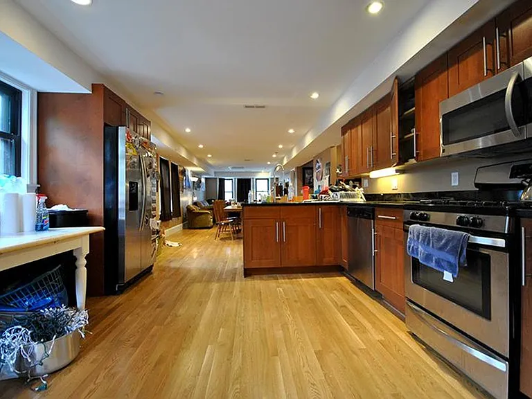 29 Woodstock Ave #2 — Photo 2