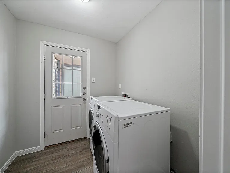 643 Ames St — Photo 32