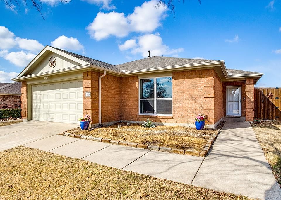 1st image of 821 Topaz Dr