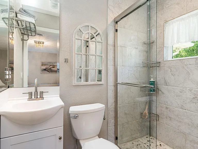 1052 Pine Tree Dr — Photo 7