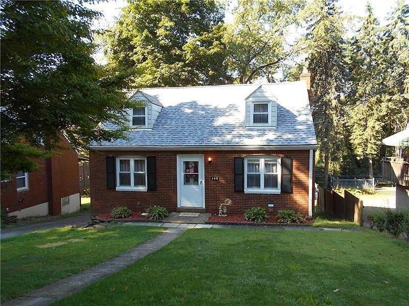Welcome to 280 Barclay in Forest Hills.