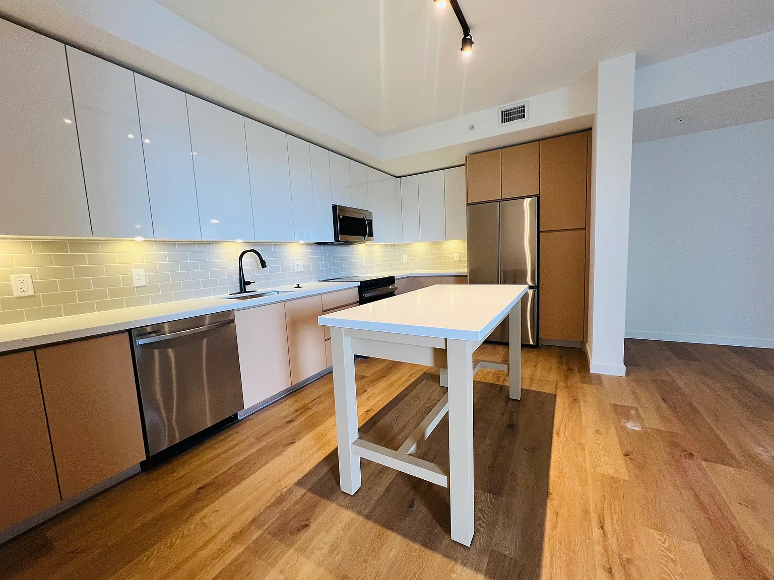 3 bed, 1500 sqft, $4,500 — Photo 4