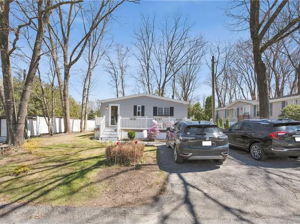 20 Maplewood Dr, Burrillville, RI 02839