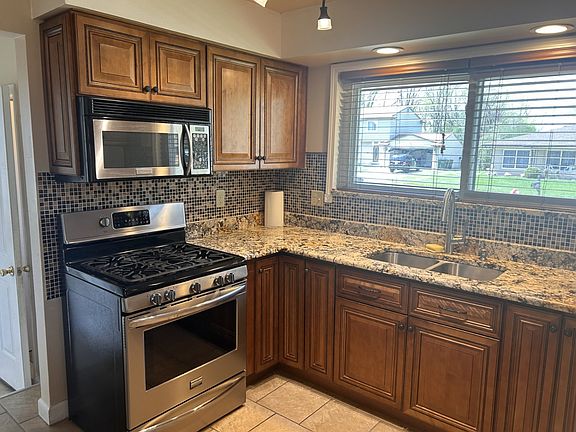 4th image of 2219 Belmont Dr