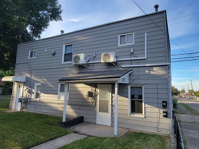 135 Byron St — Photo 1