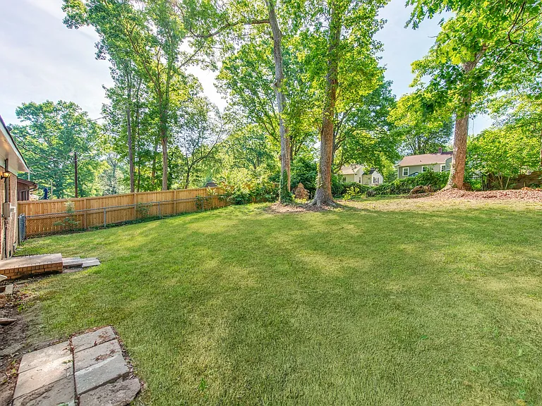 212 E Poplar St — Photo 16