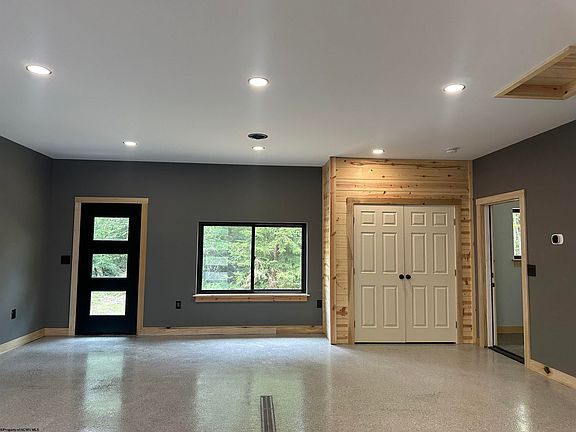 4th image of 205 Venice Pl
