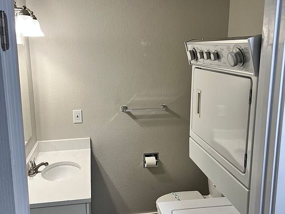 4th image of 425 4th St NE APT B4
