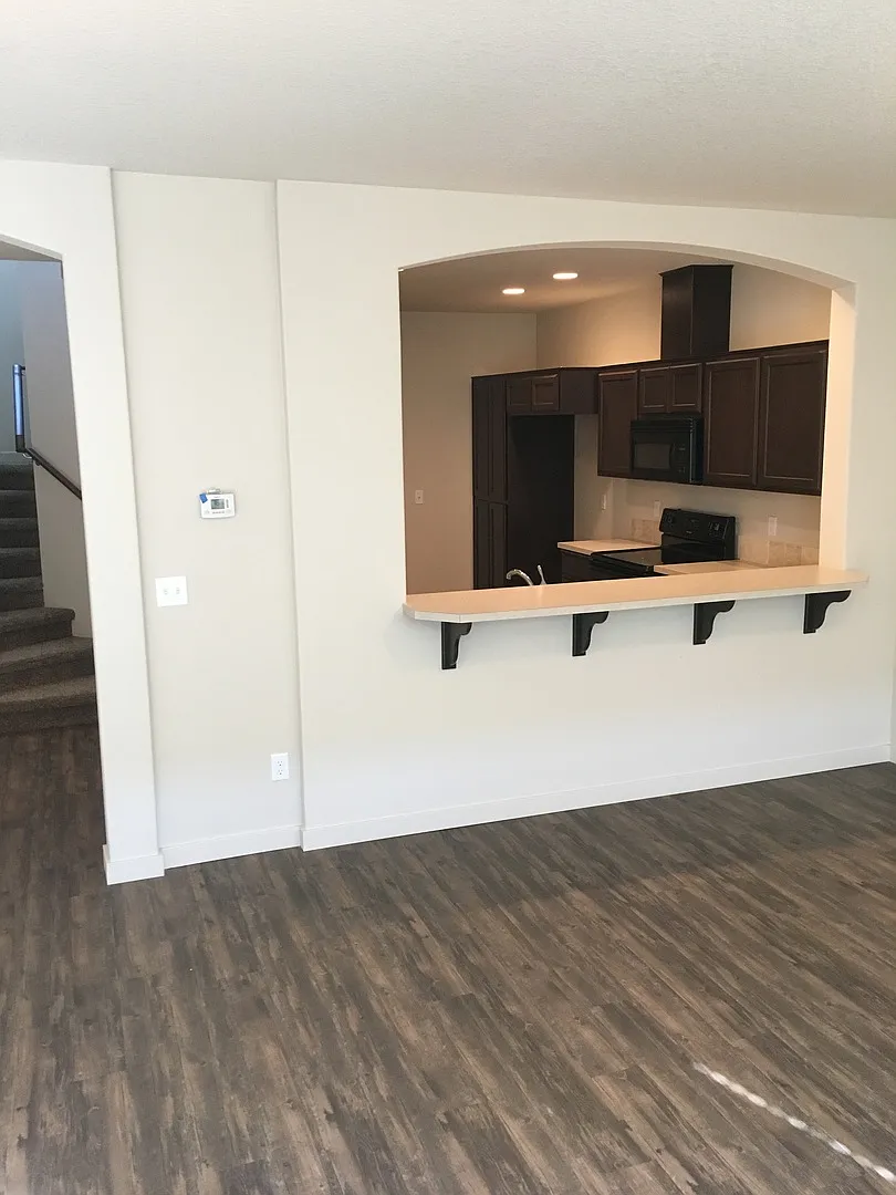 Three Bedrooms Plus Loft! Centrally located! — Photo 3