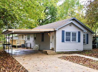 8 W High St, Aurora, MO 65605