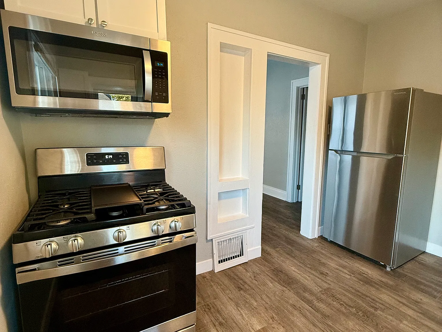 3 bed, 890 sqft, $2,300 — Photo 4