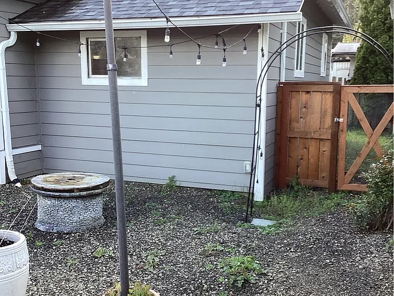 868 NW 6th St — Photo 20