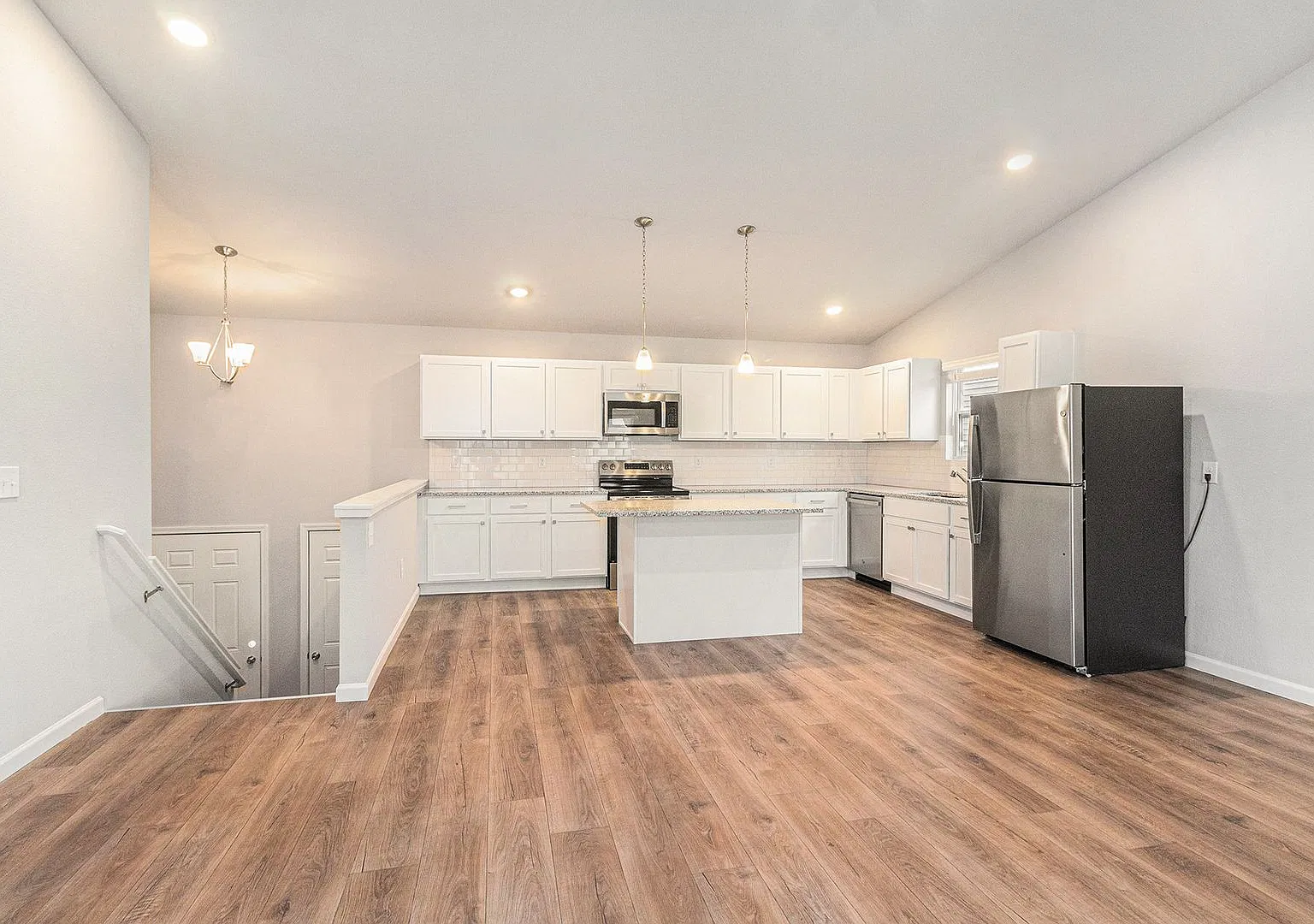 1 Month FREE Rent! Applied to Your First Full Month. Terms & Conditions Apply. — Photo 3