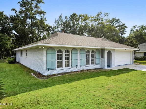 510 Sunset Dr, Bay Saint Louis, MS 39520