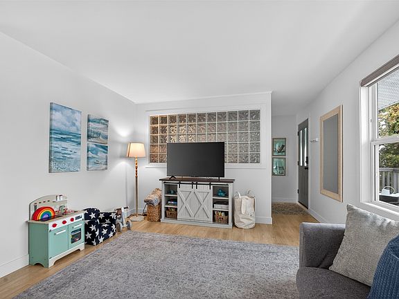 5th image of 2490 Sexsmith Rd