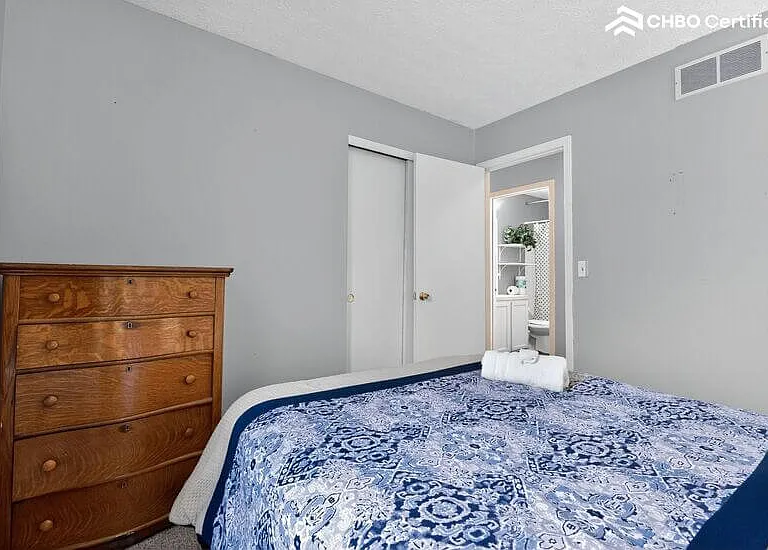 Queen Size Bed-2nd Bedroom