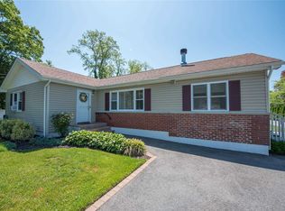62 Juniper St, Islip, NY 11751