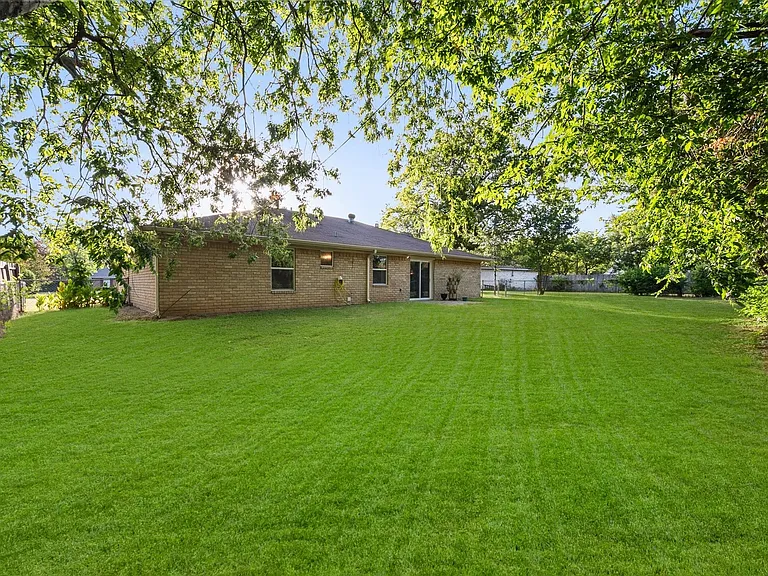 2604 Fairmont Cir — Photo 24