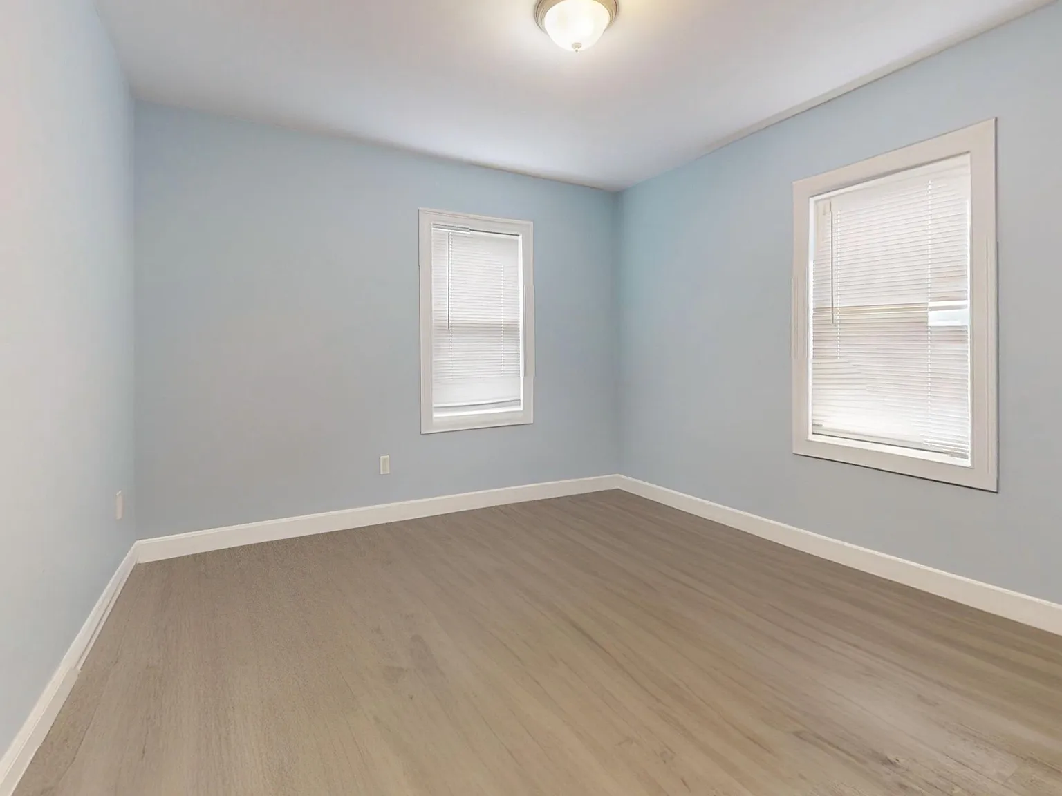 4 bed, 999 sqft, $4,195 — Photo 4
