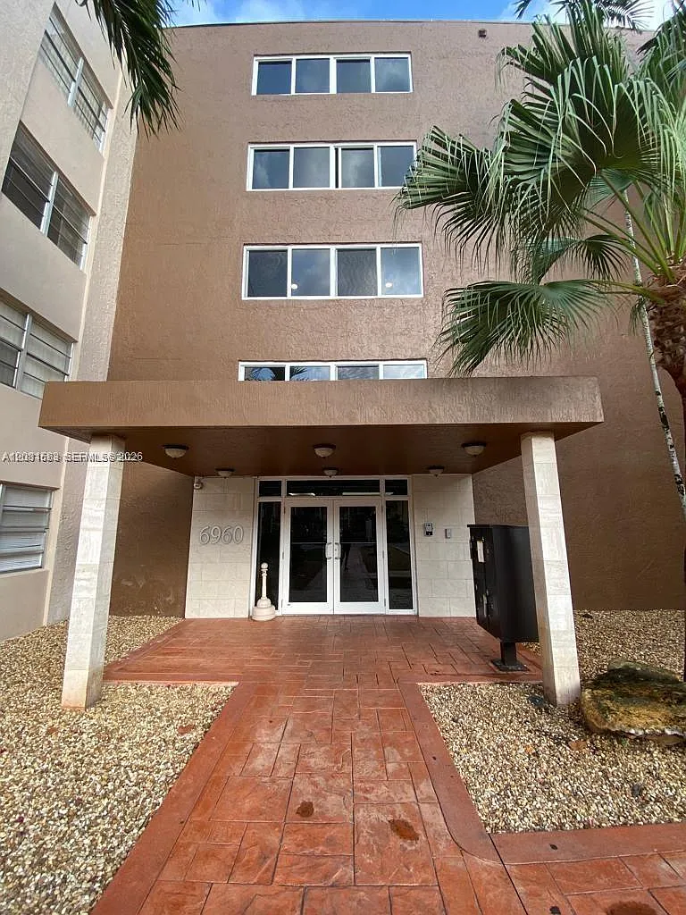 Coral Gate East Condo — Photo 1