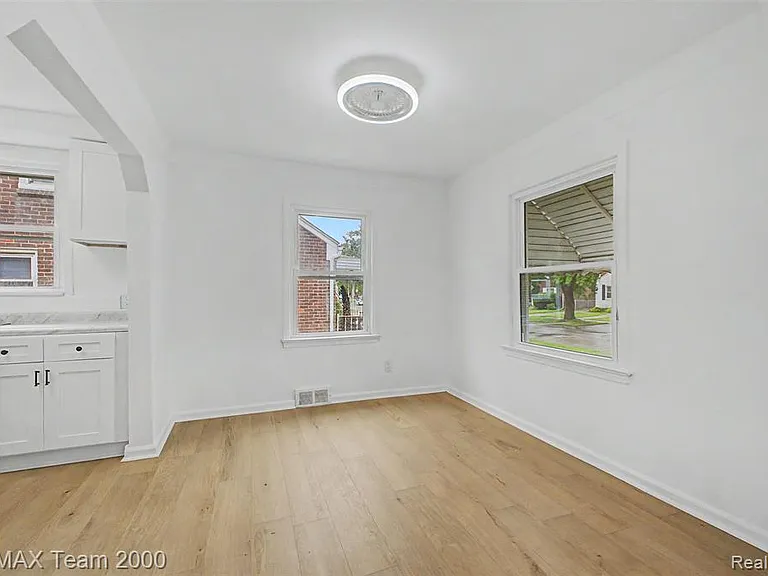 1670 Riverbank St — Photo 9