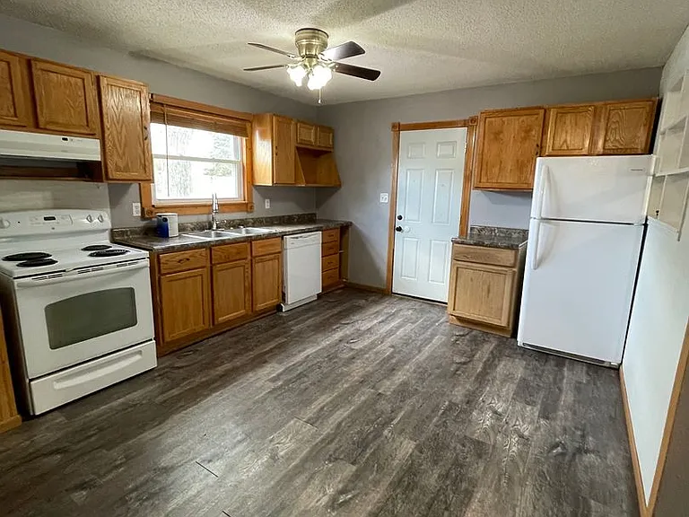 927 Blaine Ave — Photo 4