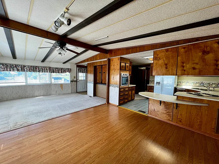 1402 Hickory Rd — Photo 5