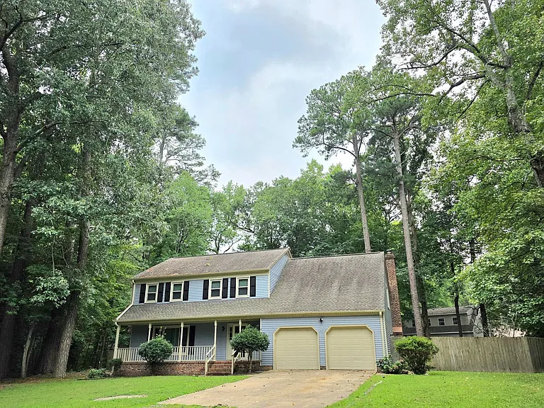 415 Rosewood Ln — Photo 2