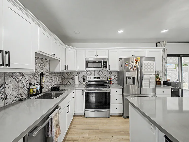 1010 W 13th St — Photo 7