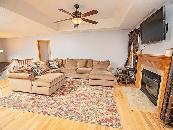 5th image of 121 W Sandalwood Ln