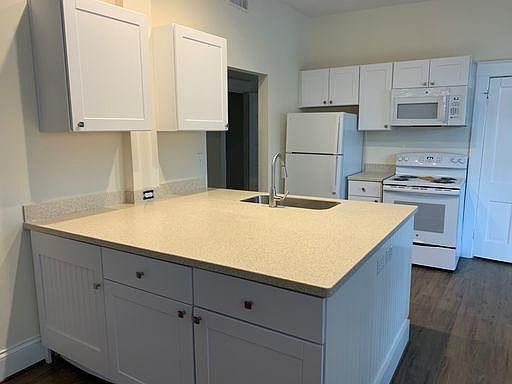 2nd image of 913 Greenway Ct