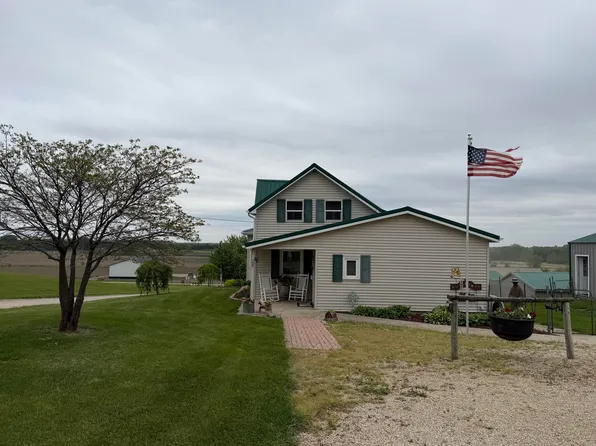 1901 W Broadway St, Parkersburg, IA 50665