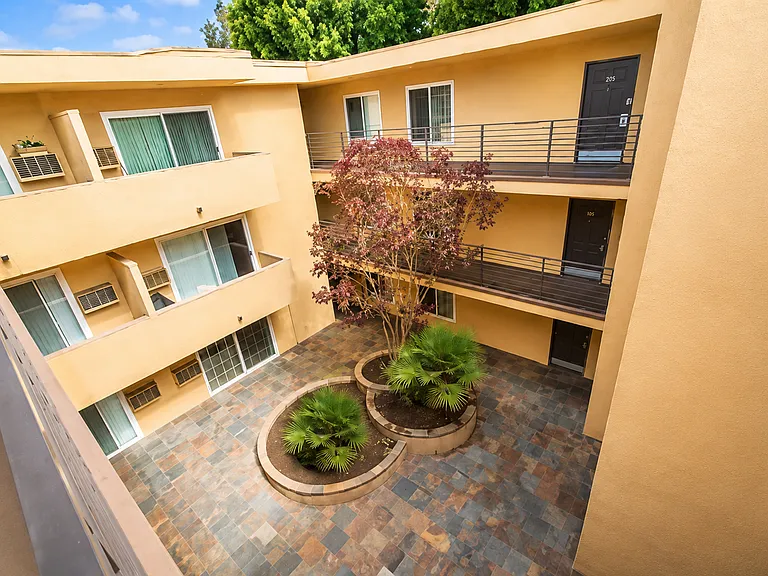 Hollywood Colony — Photo 12