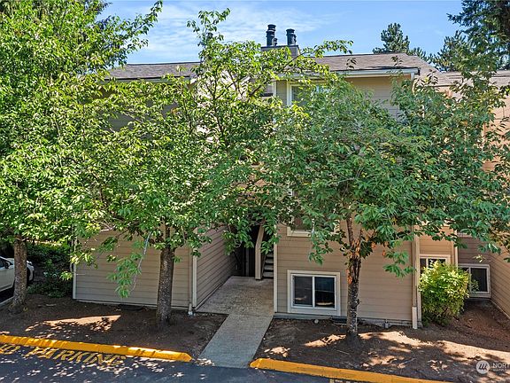 2nd image of 19851 25th Avenue NE #222