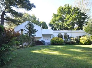1 Harbour Rd, Great Neck, NY 11024