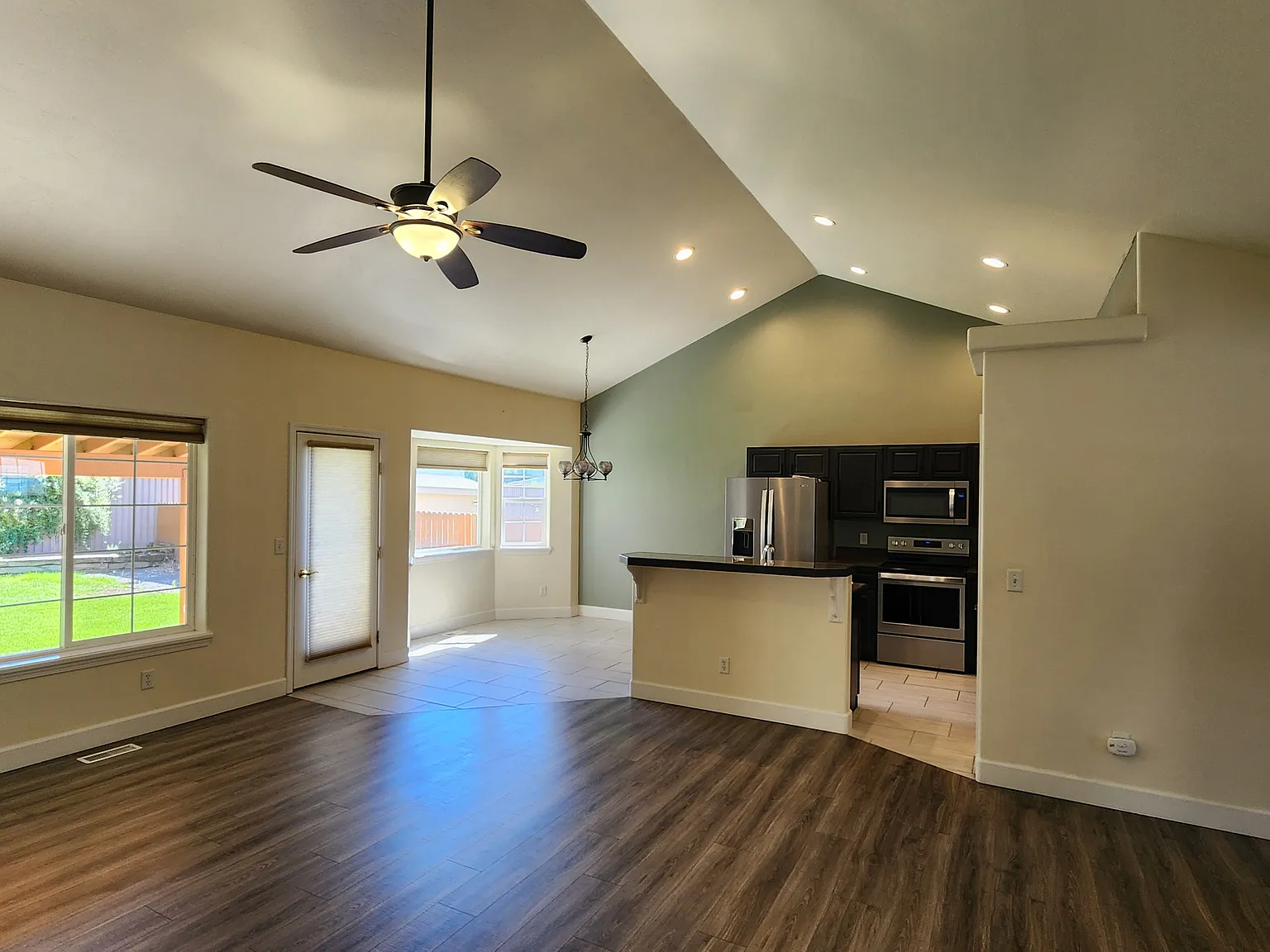 4 bed, 1930 sqft, $2,700 — Photo 2