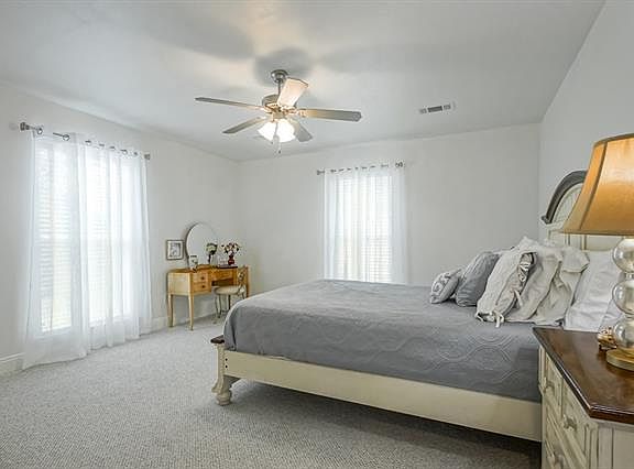 5th image of 109 S Pin Oak Dr