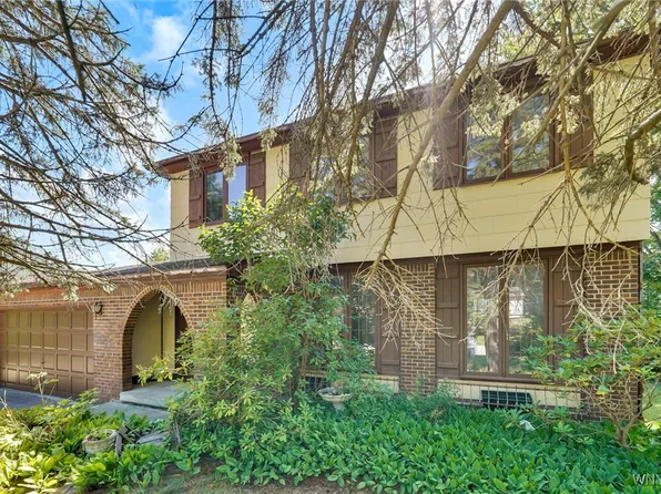 6105 Emerson Dr, Orchard Park, NY 14127